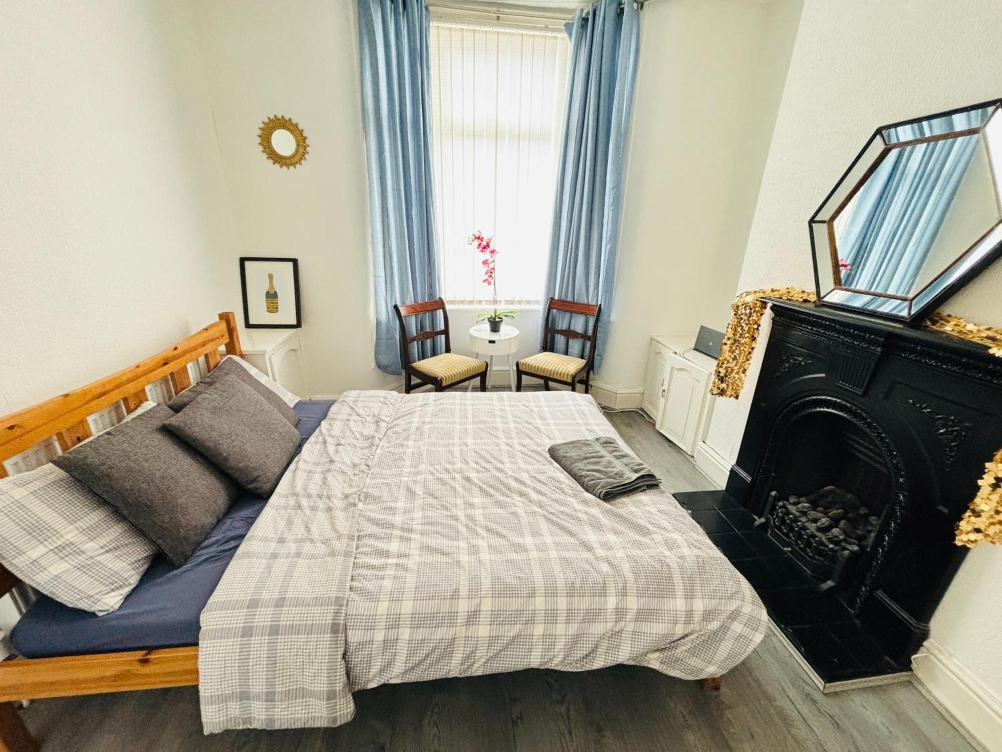 Entire 3 Bedroom House- Free Parking リヴァプール エクステリア 写真