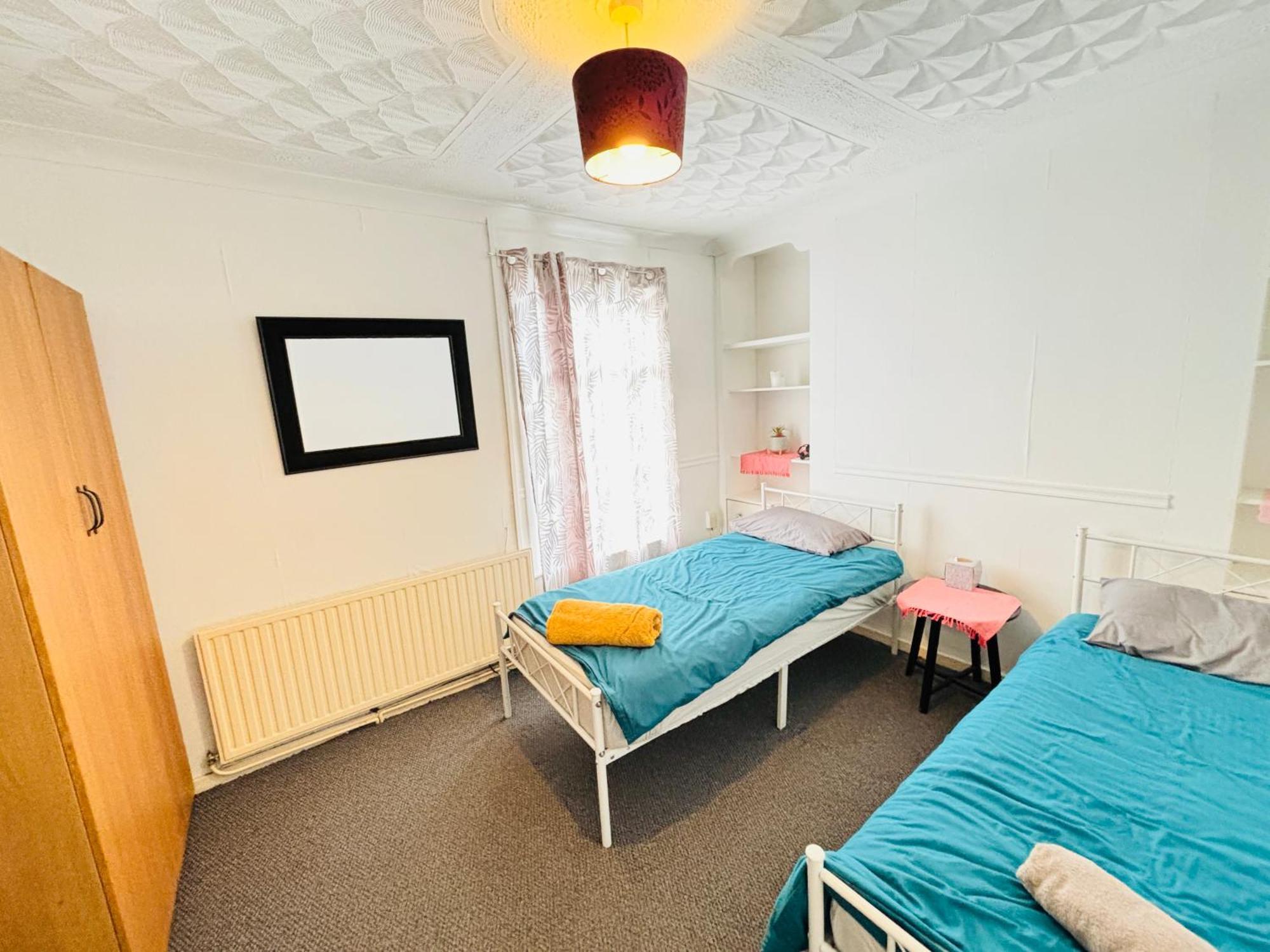 Entire 3 Bedroom House- Free Parking リヴァプール エクステリア 写真