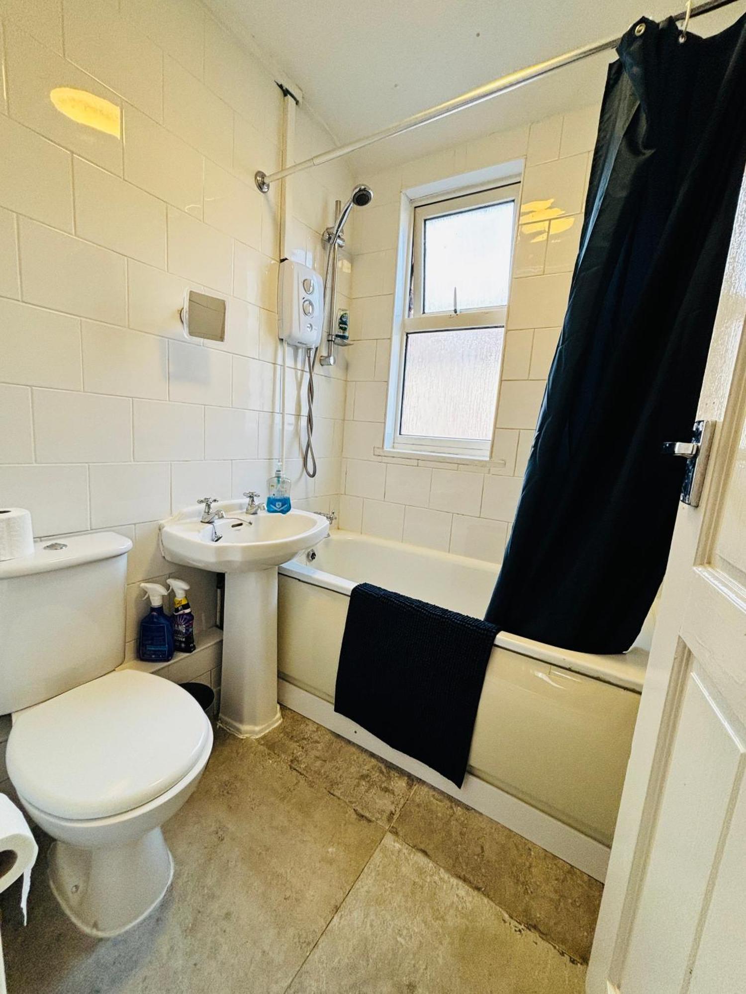 Entire 3 Bedroom House- Free Parking リヴァプール エクステリア 写真